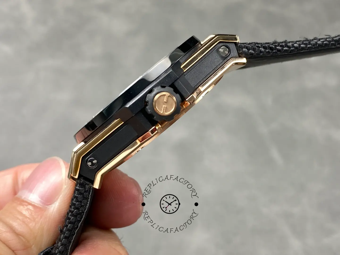 Hublot 429.OQ.0180.RX crown detail with engraved H logo.