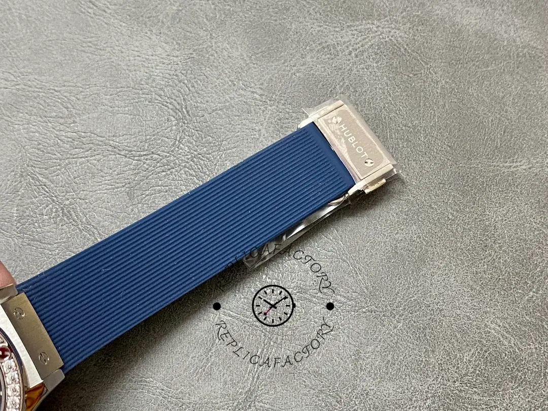 Buckle close-up of Hublot Classic Fusion 565.NX.7170.RX.1204 showing blue strap end and clasp.