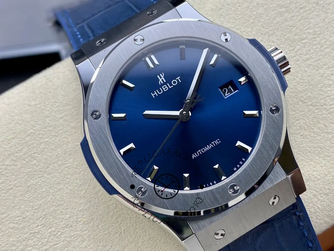 Dial close-up of Hublot Classic Fusion 542.NX.7170.LR showing date at 3 o’clock and minute markers.