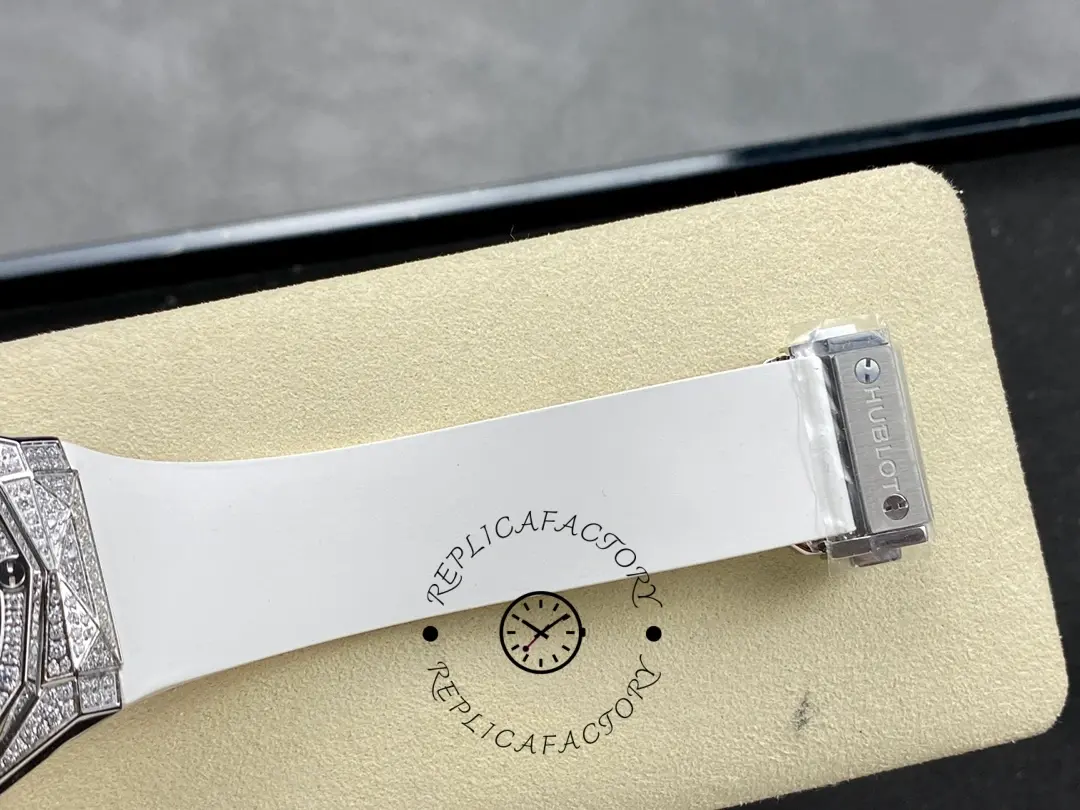 Strap buckle end detail of Hublot Classic Fusion 550.NS.2200.RW.1604.ORL20 with white strap and clasp.