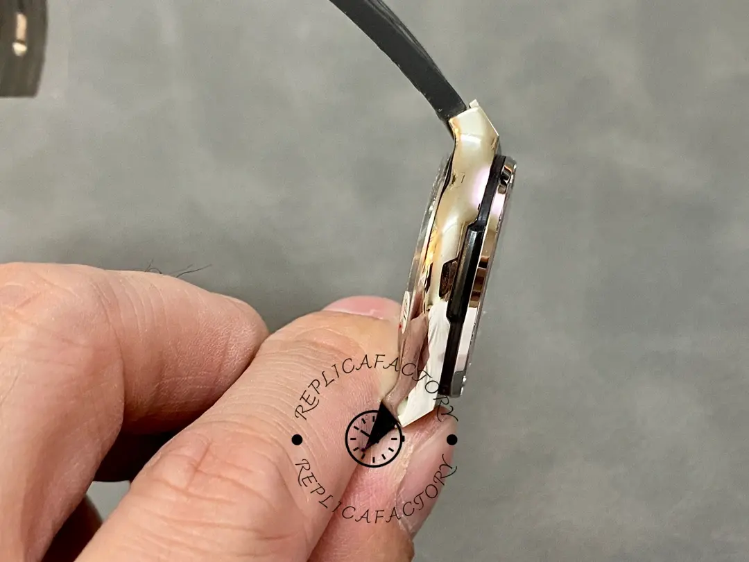 Hublot Classic Fusion 581.NX.1171.LR.1104 case side view, case and bezel thickness detail.