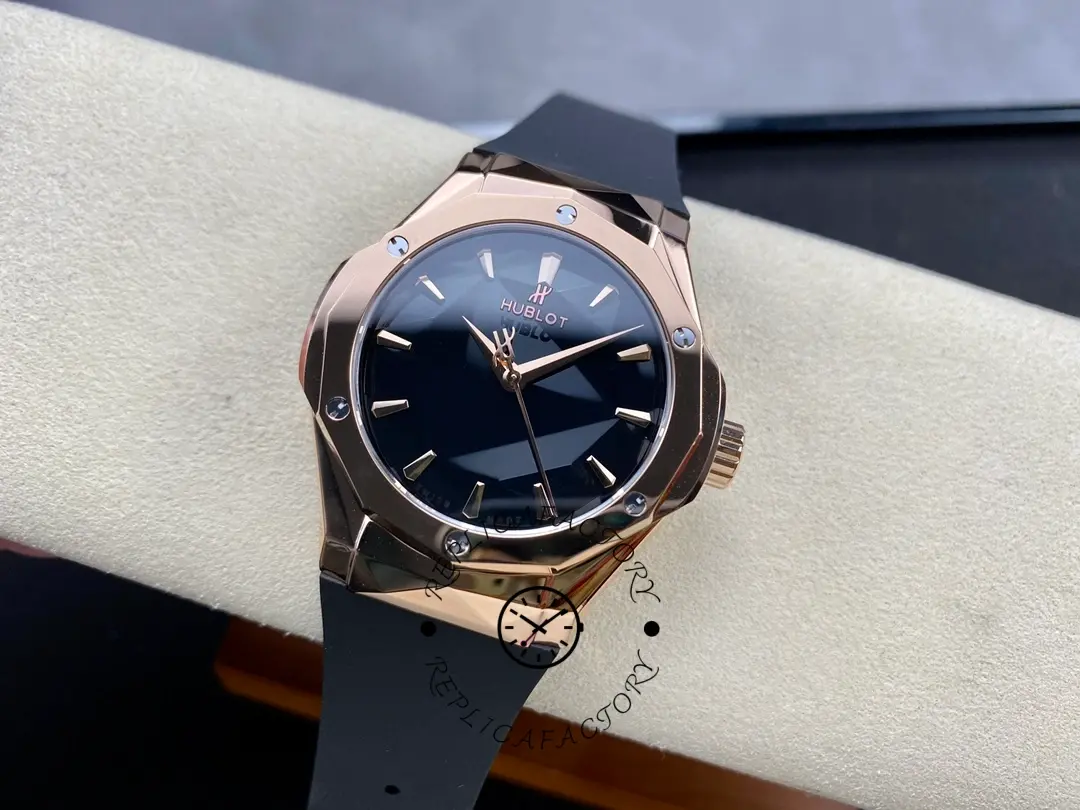 The image above shows the fit and size of the black rubber strap on the Hublot Classic Fusion 550.OS.1800.RX.ORL19.