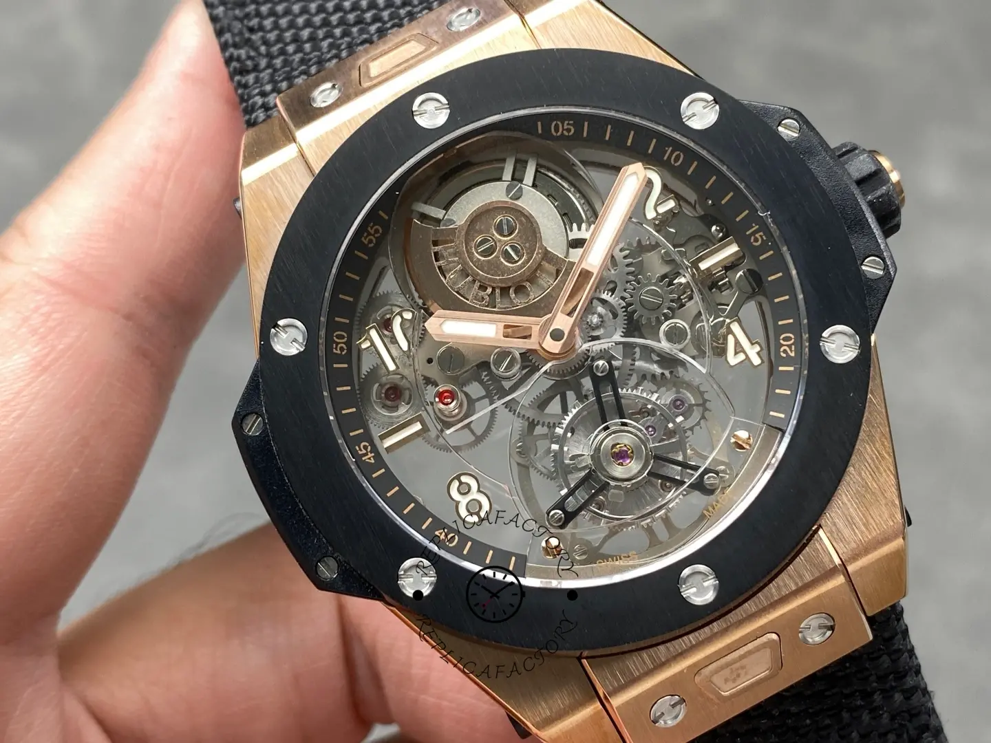 Hublot 429.OQ.0180.RX case side showing rose gold and black composite layers.