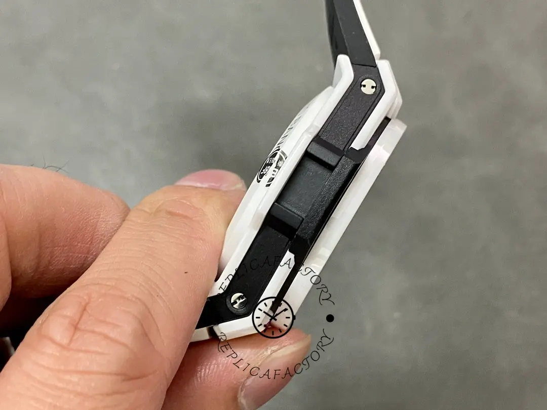 Case profile of Hublot Big Bang Unico 411.HX.1171.RX showing thickness and layered case structure.