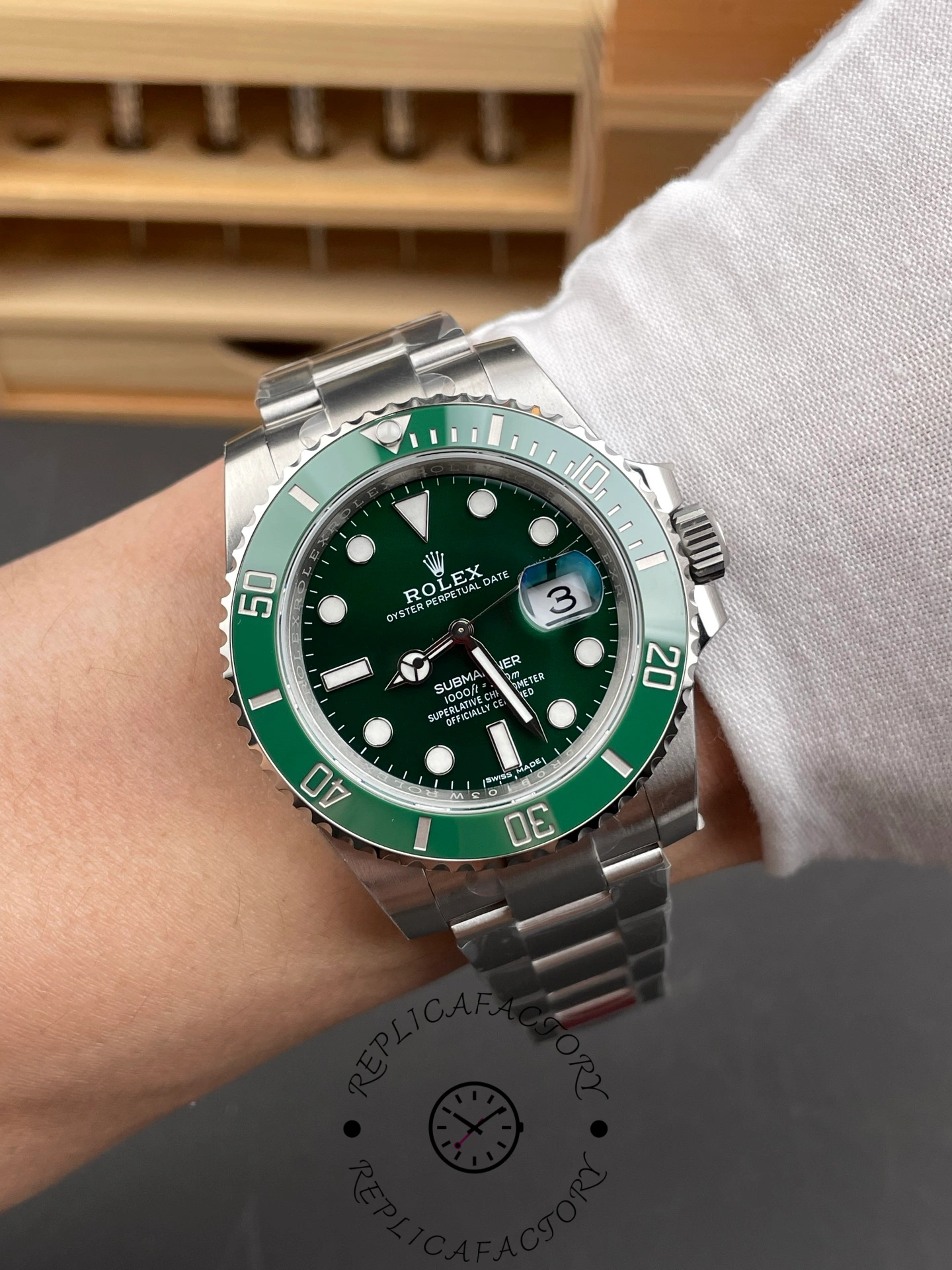 Rolex Submariner Date 116610LV Stainless Steel Oyster 40MM Green Dial Mens Replica Watch