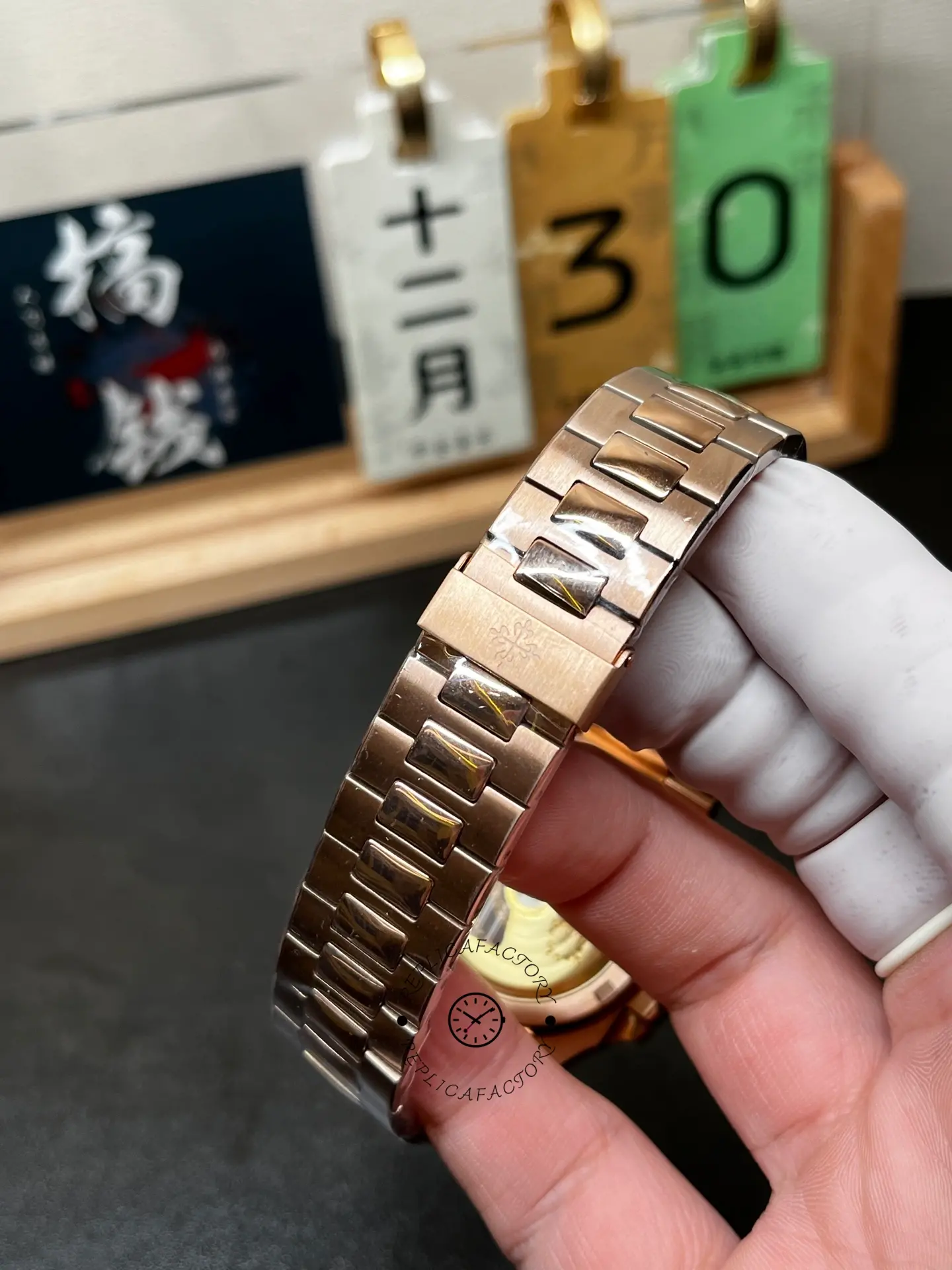 Bracelet clasp and link view of Patek Philippe Nautilus 5711/1R-001 showing polished center links.