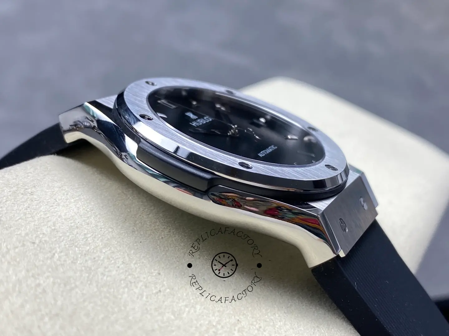 Side profile of Hublot 542.NX.1171.RX showing case flank and bezel edge finishing on rubber strap.