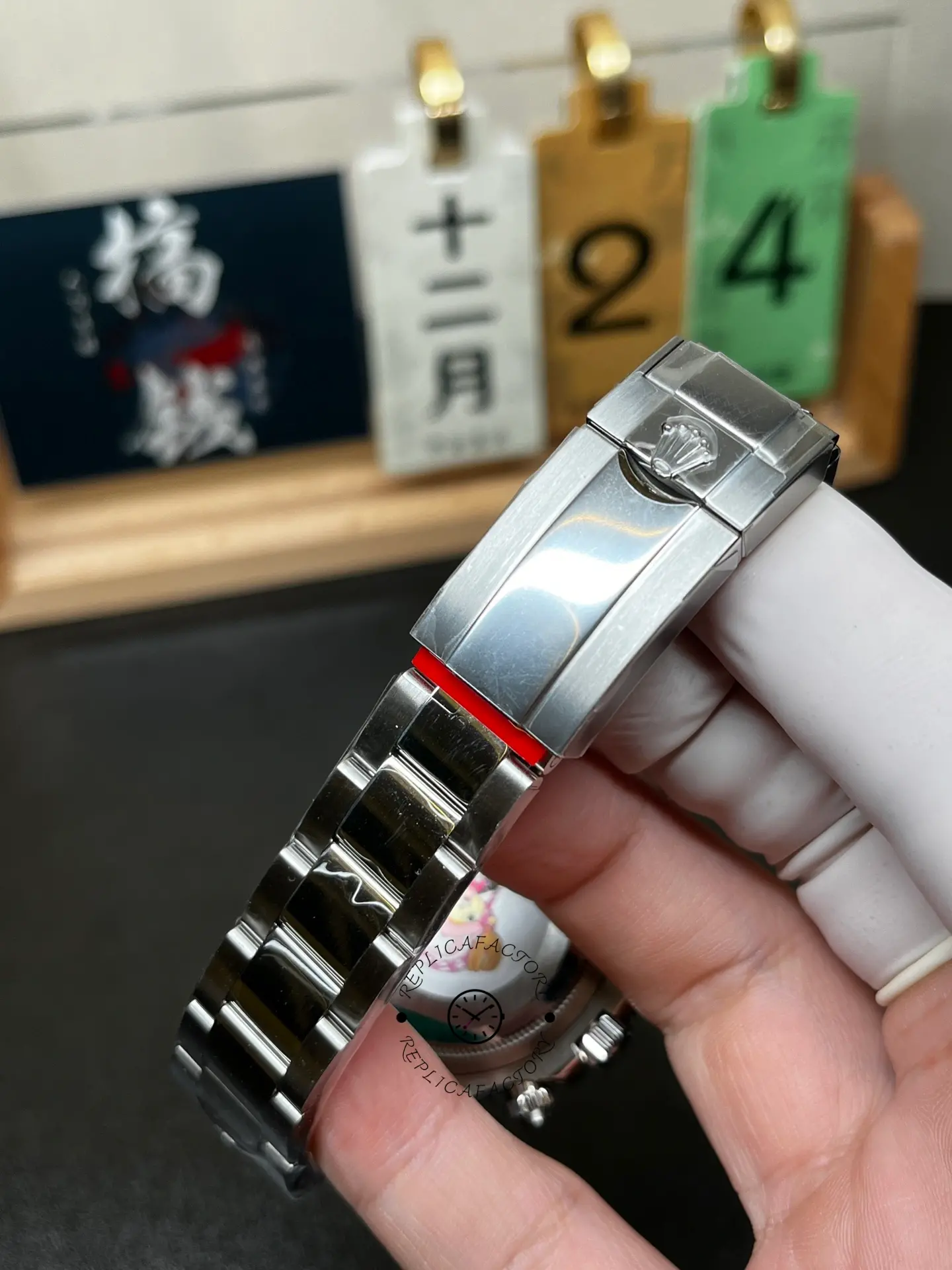 Clasp close-up of Rolex Cosmograph Daytona M126500LN-0001 showing the brushed clasp cover and crown logo.