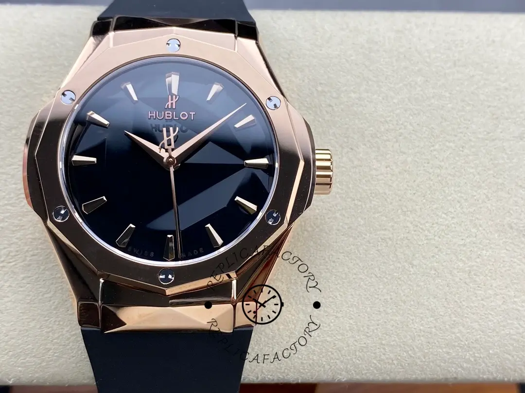 Hublot Classic Fusion 550.OS.1800.RX.ORL19 front view, black dial with sleek hands and markers.