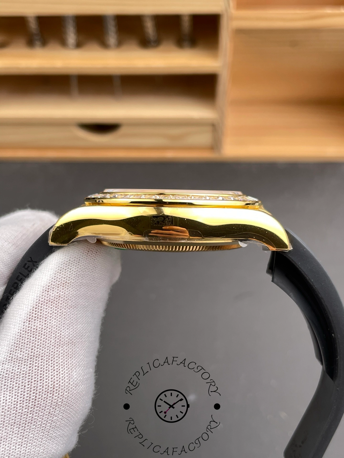 Rolex Cosmograph Daytona 116588 Yellow Gold Black Rubber Strap 40mm Mens Replica Watch