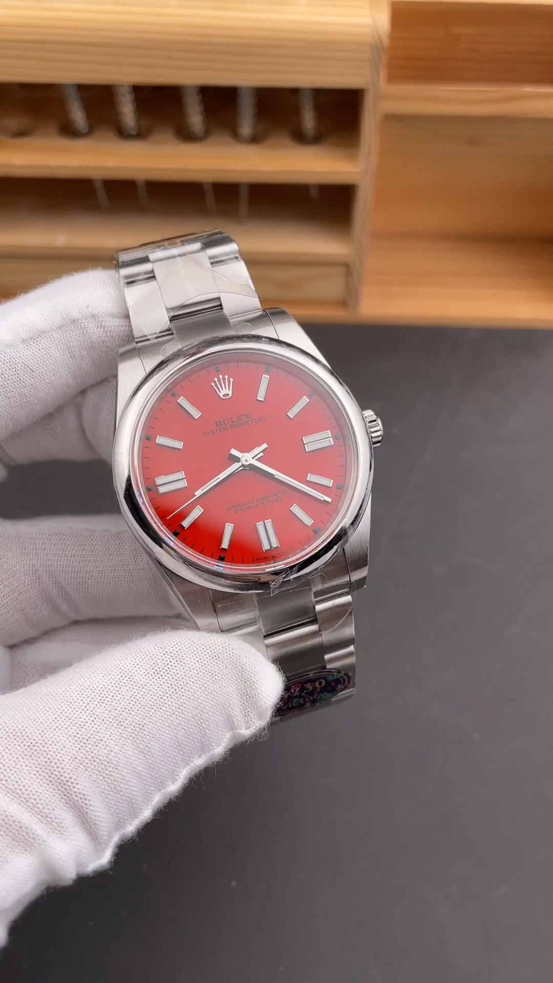 Rolex Oyster Perpetual 41 124300 0007 Red Dial
