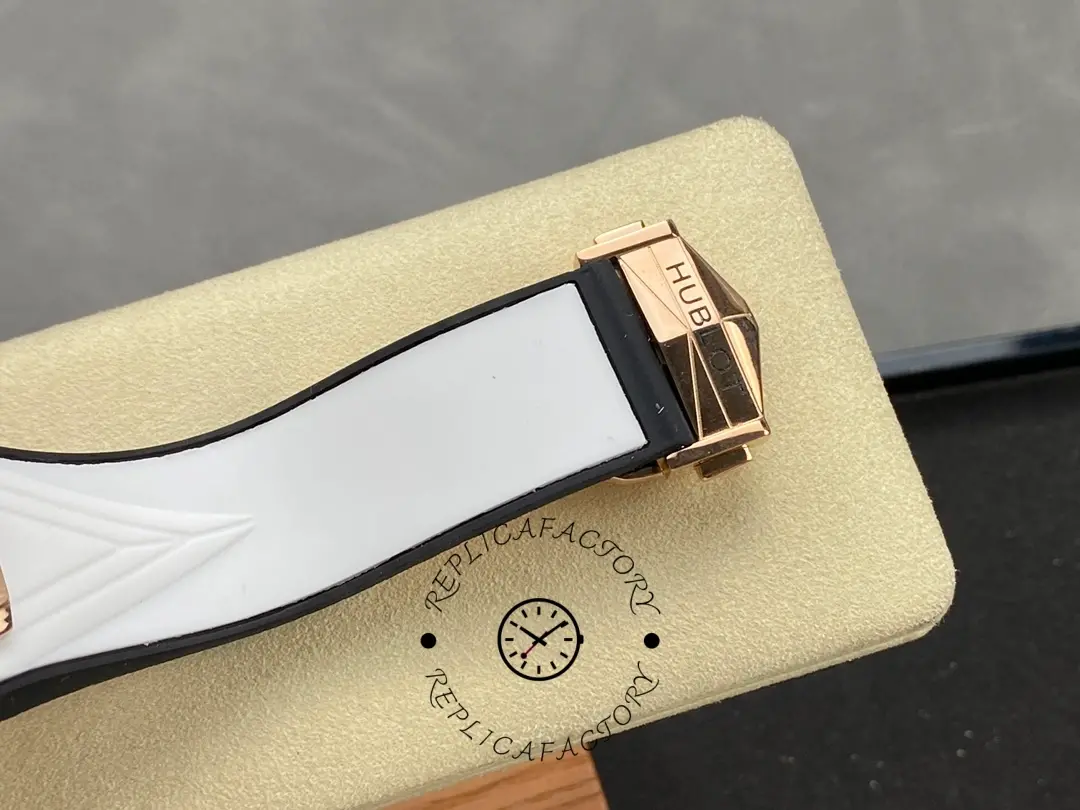 Deployant clasp close-up of Hublot 418.OX.2001.RX.MXM20 showing engraved clasp branding.