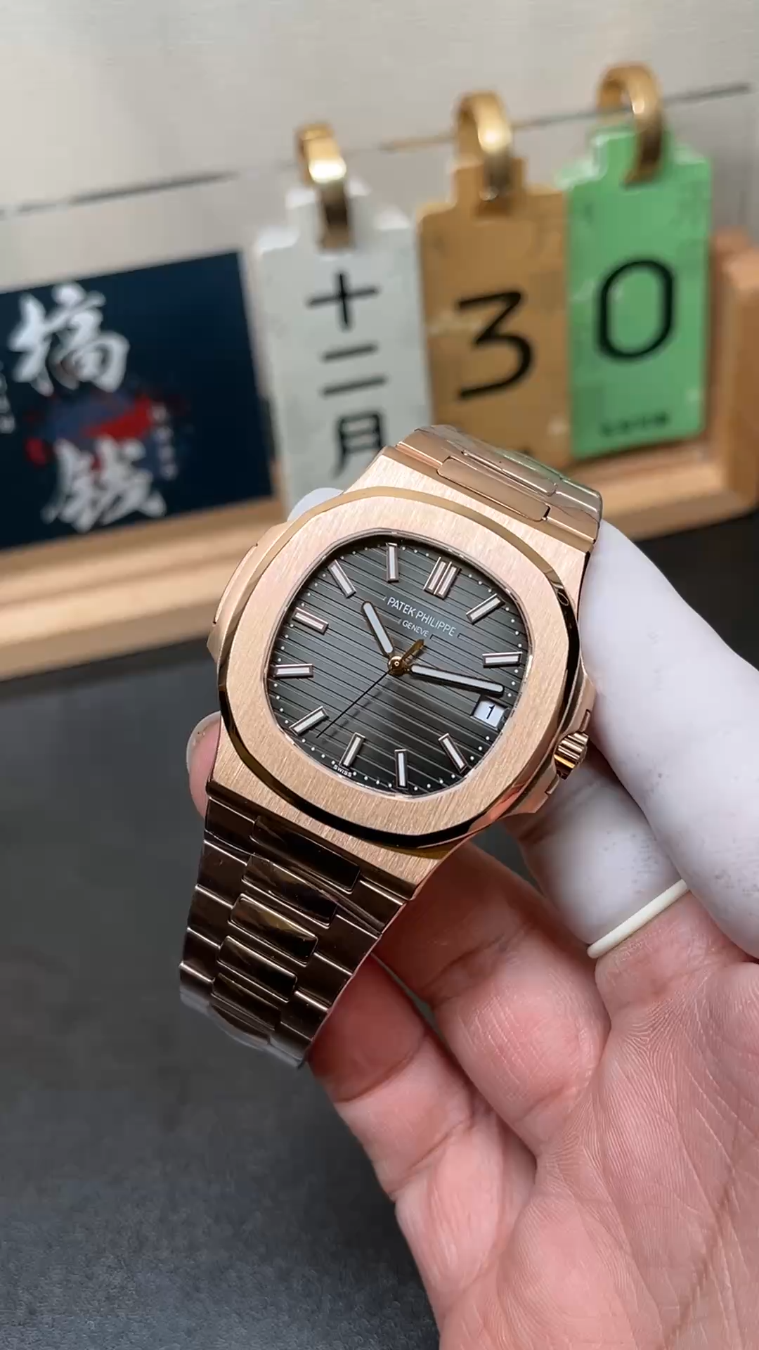 Video: hand-held Patek Philippe Nautilus 5711/1R-001 showing bracelet shine and dial in daylight. - Video