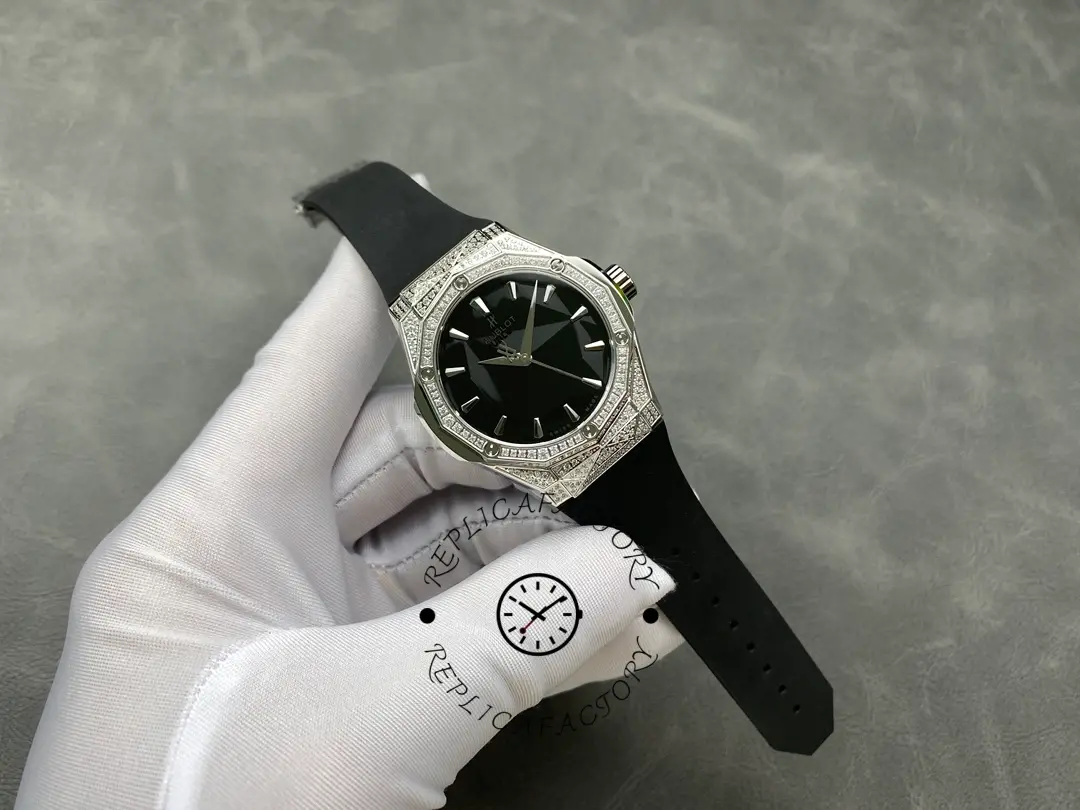 Side profile of Hublot Classic Fusion 550.NS.1800.RX.1604.ORL19 highlighting polished case facets and bezel edge.