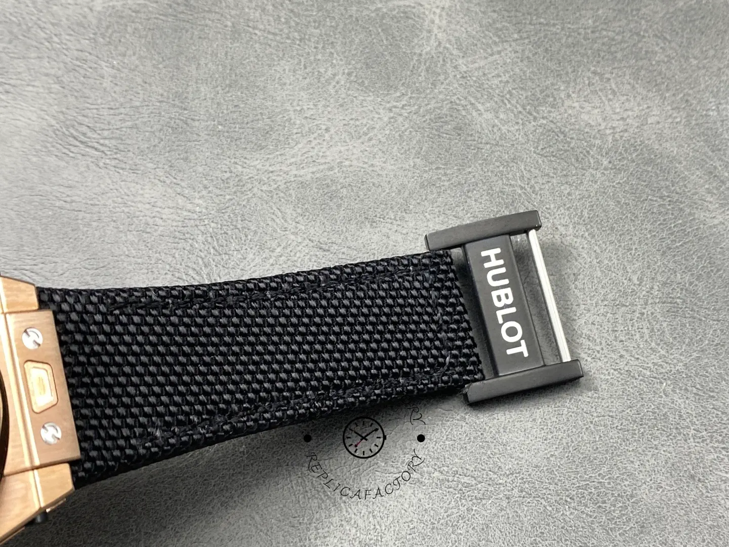 Hublot 429.OQ.0180.RX rubber strap and clasp detail.