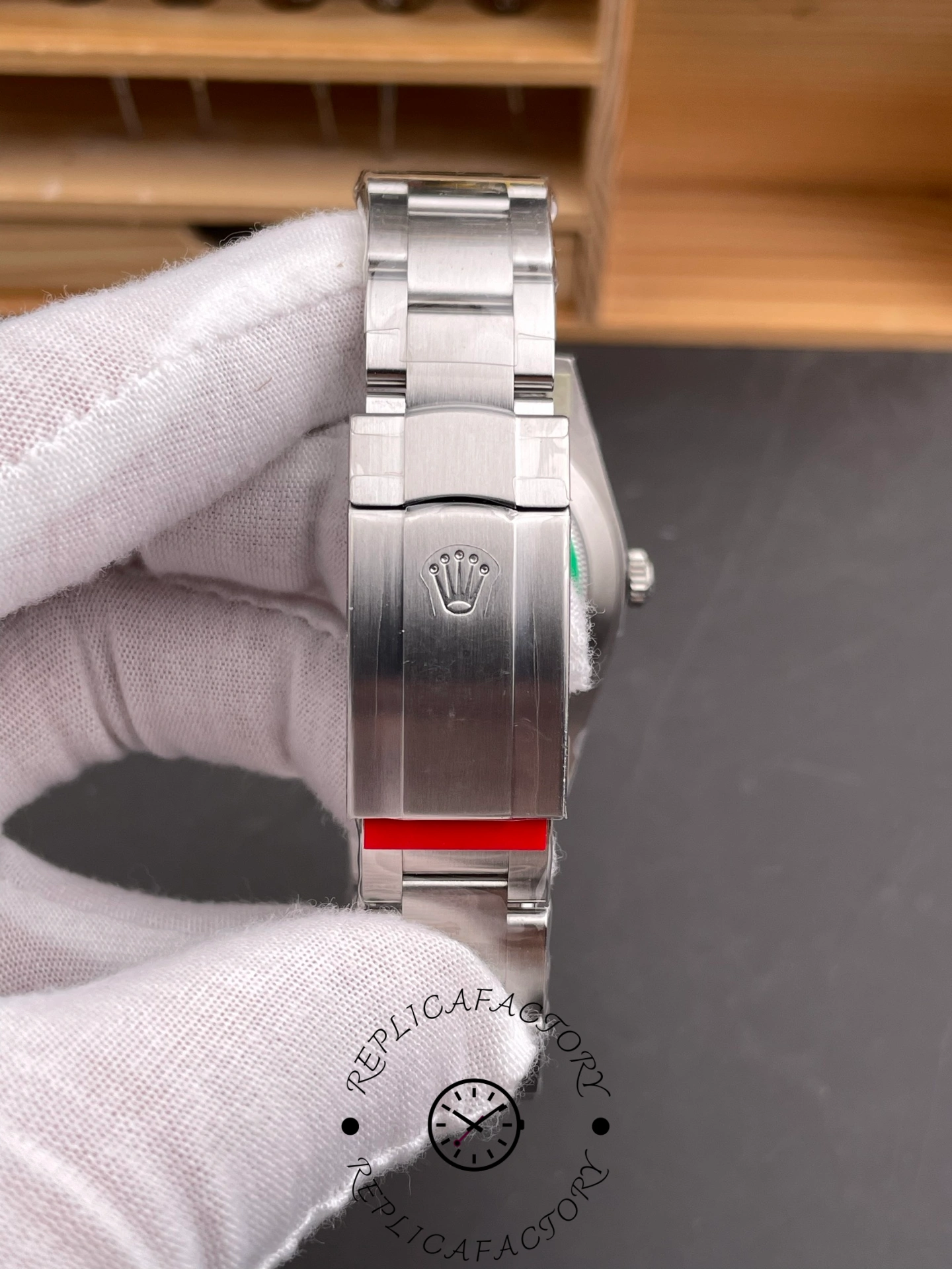 Rolex Oyster Perpetual 41 124300 0007 Red Dial