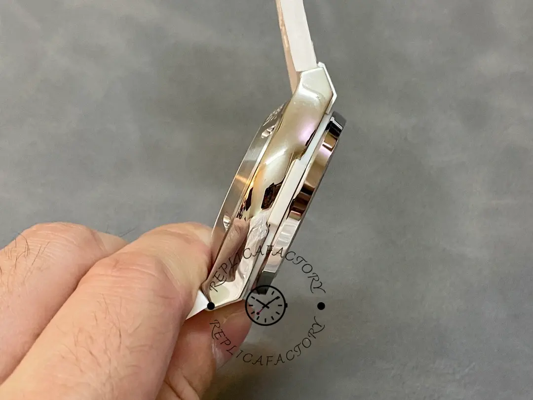 Side view of Hublot 521.NX.7071.LR showing case profile and case thickness.