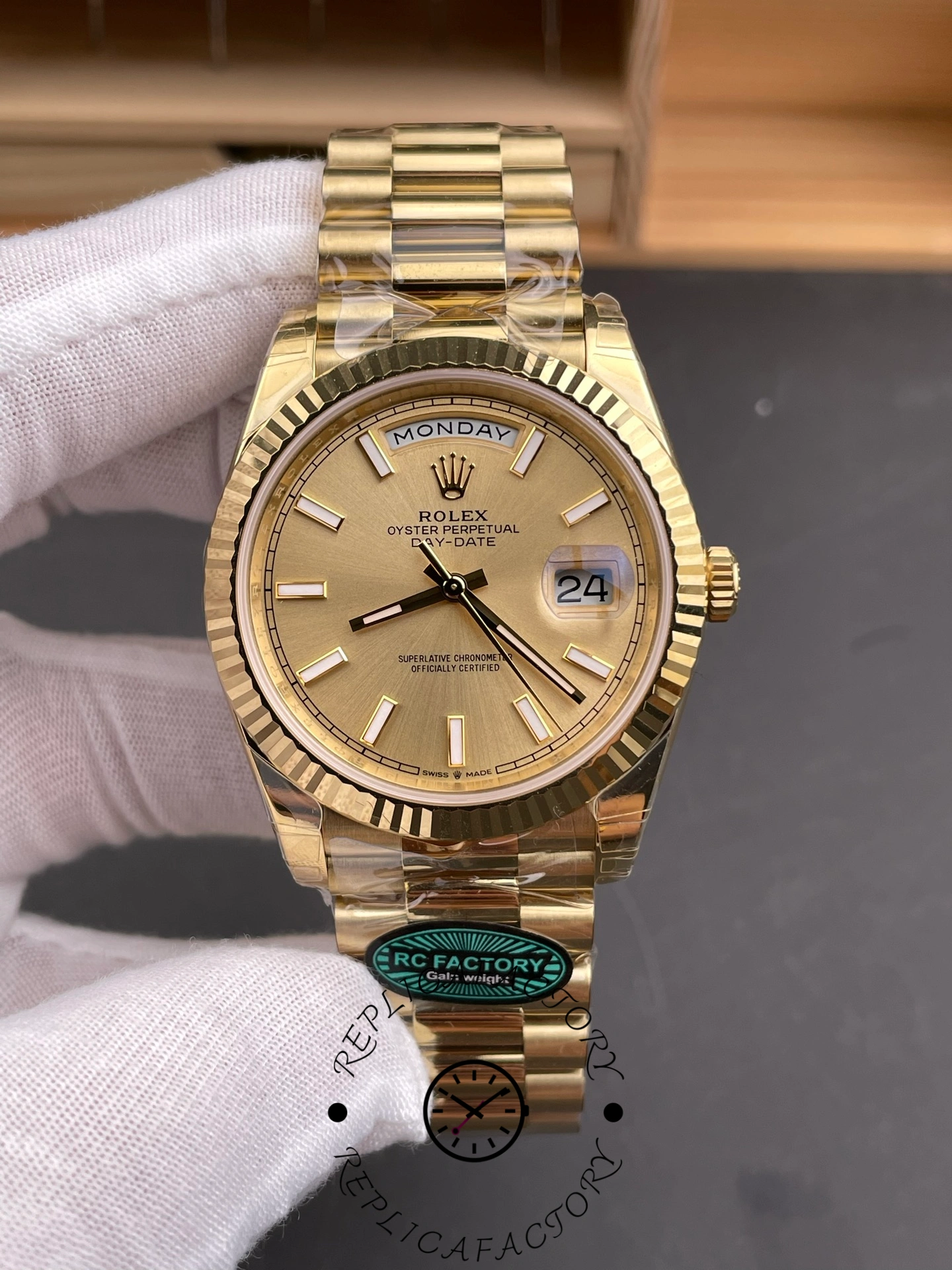Rolex Day-Date 228238 Champagne Diamond Dial Fluted Bezel 40mm Mens Replica Watch