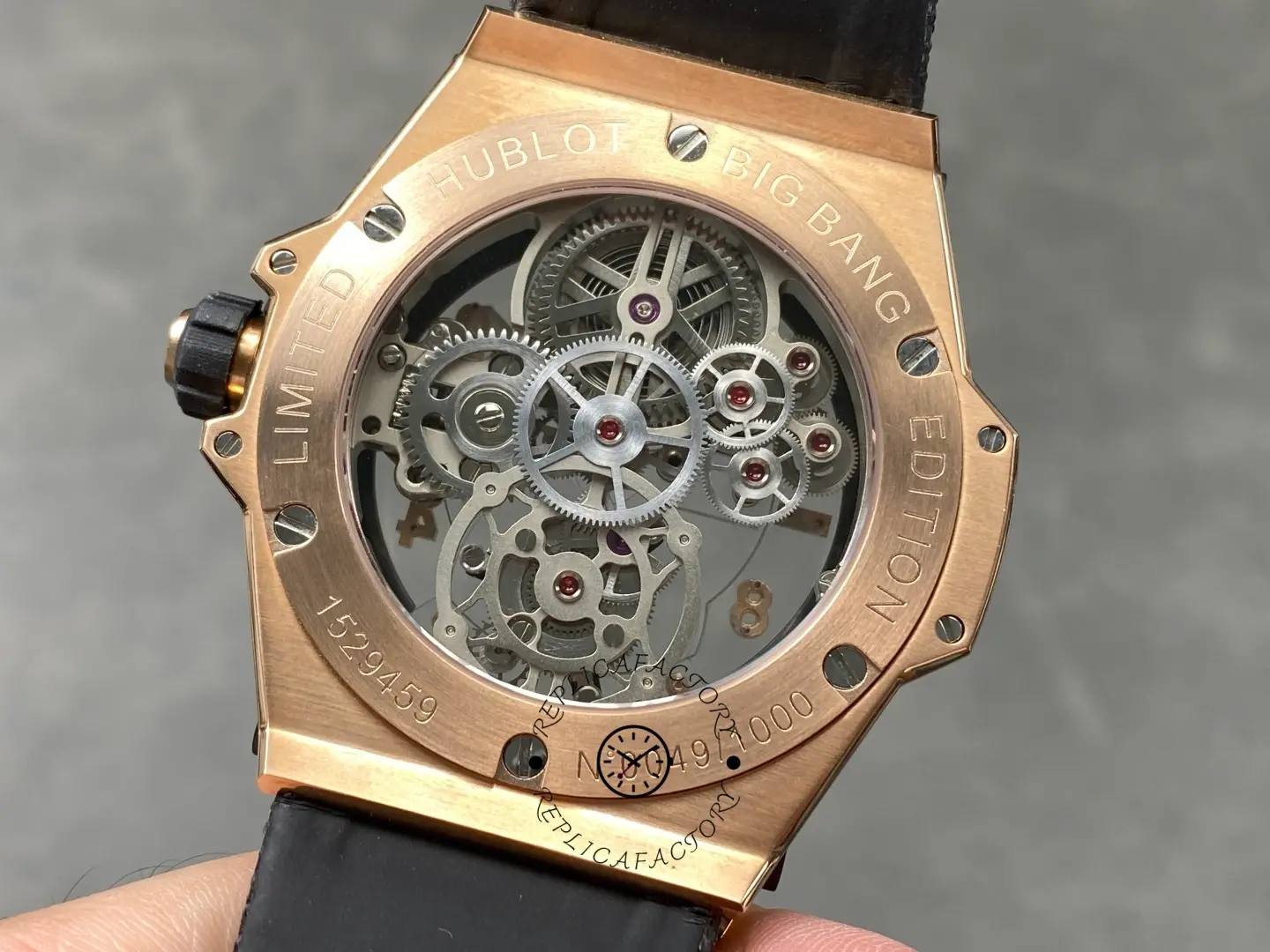 Hublot 429.OQ.0180.RX transparent case back showing movement gears.