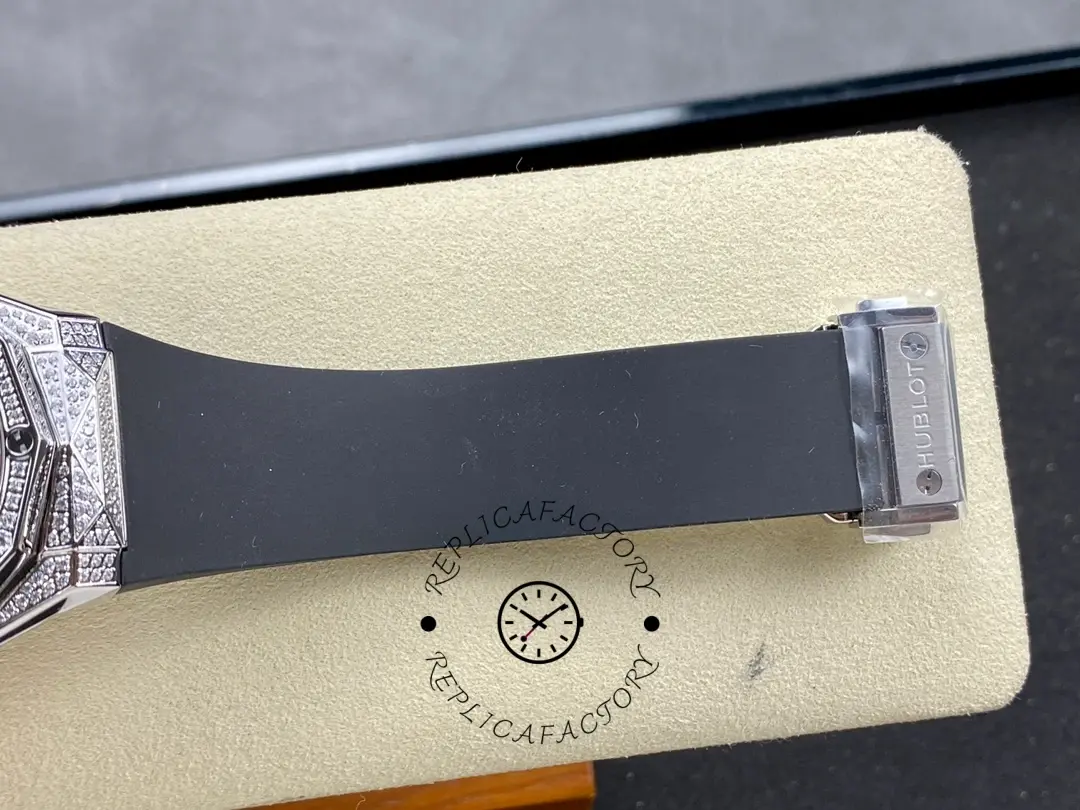 Strap buckle end detail of Hublot Classic Fusion 550.NS.1800.RX.1604.ORL19 on display pad.