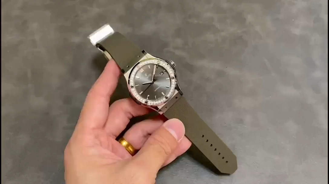 Hublot Classic Fusion Replica 38 Titanium Diamond-Set 565.NX.7071.RX.1204 - Video