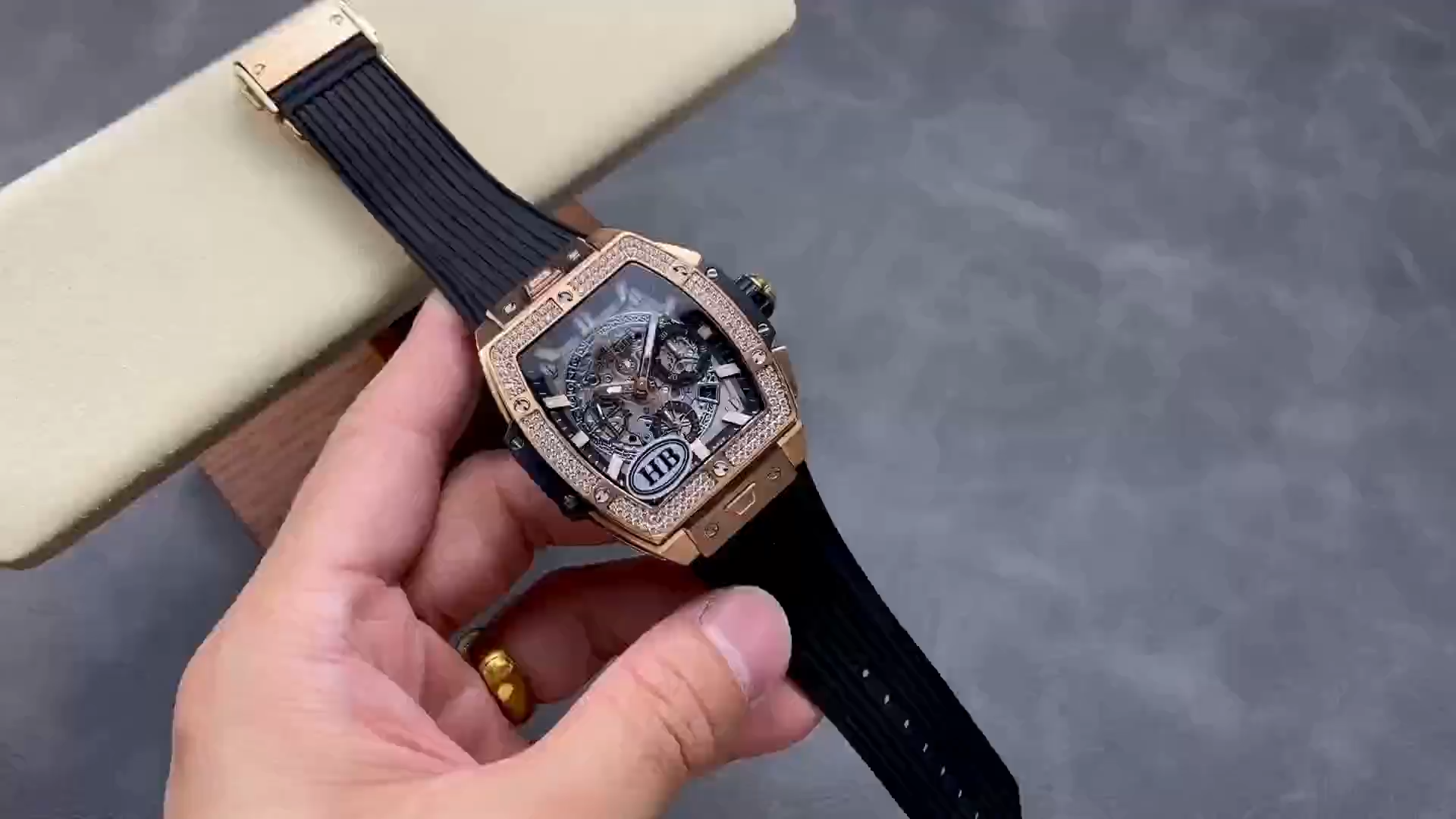 Hublot Spirit of Big Bang King Gold Diamonds 42 mm 642.OX.0180.RX.1104 - Video