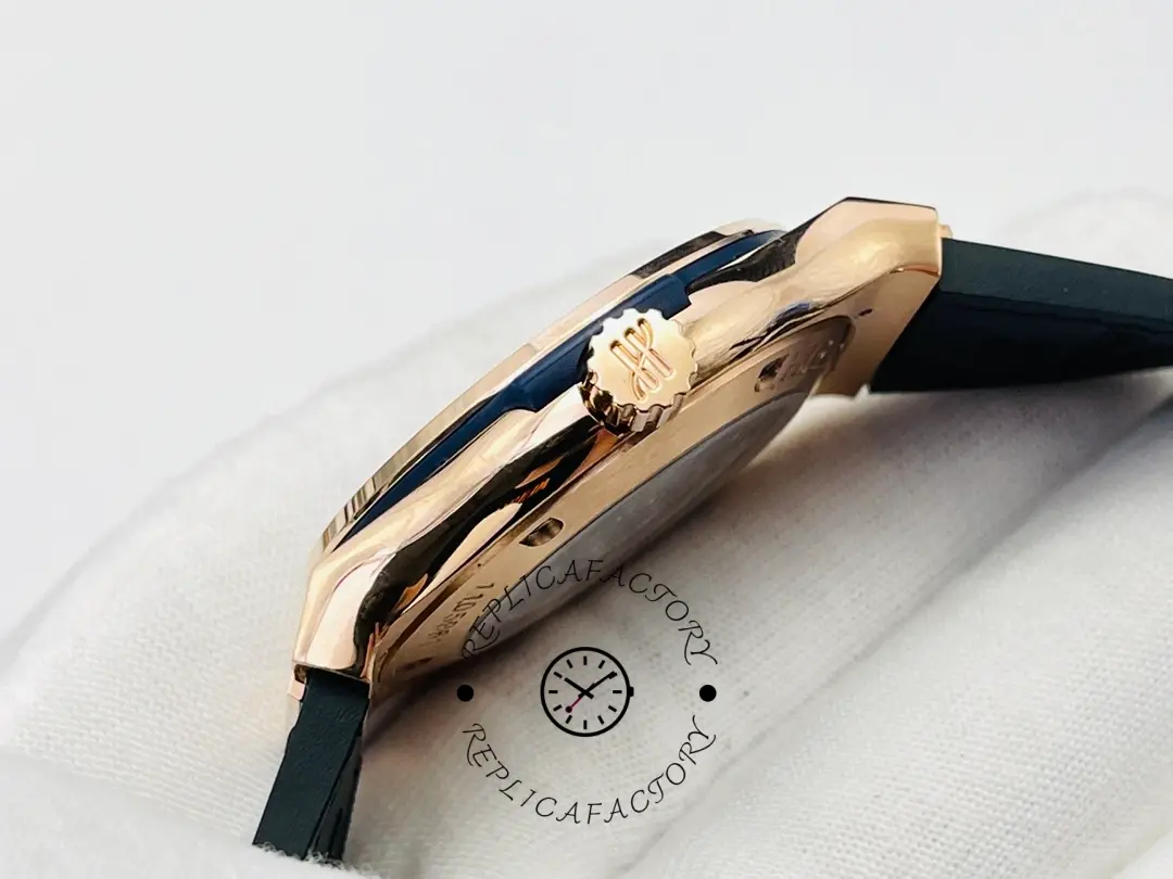 Hublot Classic Fusion 542.OX.1181.LR.1704 side view showing case thickness and crown.