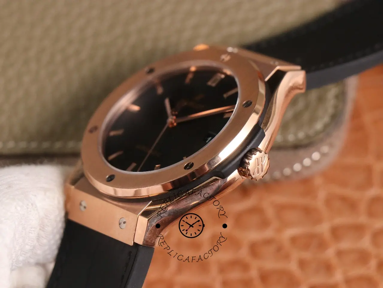 Side profile of Hublot Classic Fusion 542.OX.1181.LR showing case thickness and crown position.