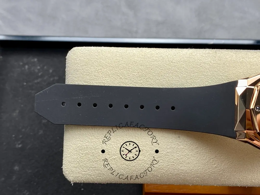 Hublot Classic Fusion 550.OS.1800.RX.ORL19 strap holes view, rubber strap sizing perforations.