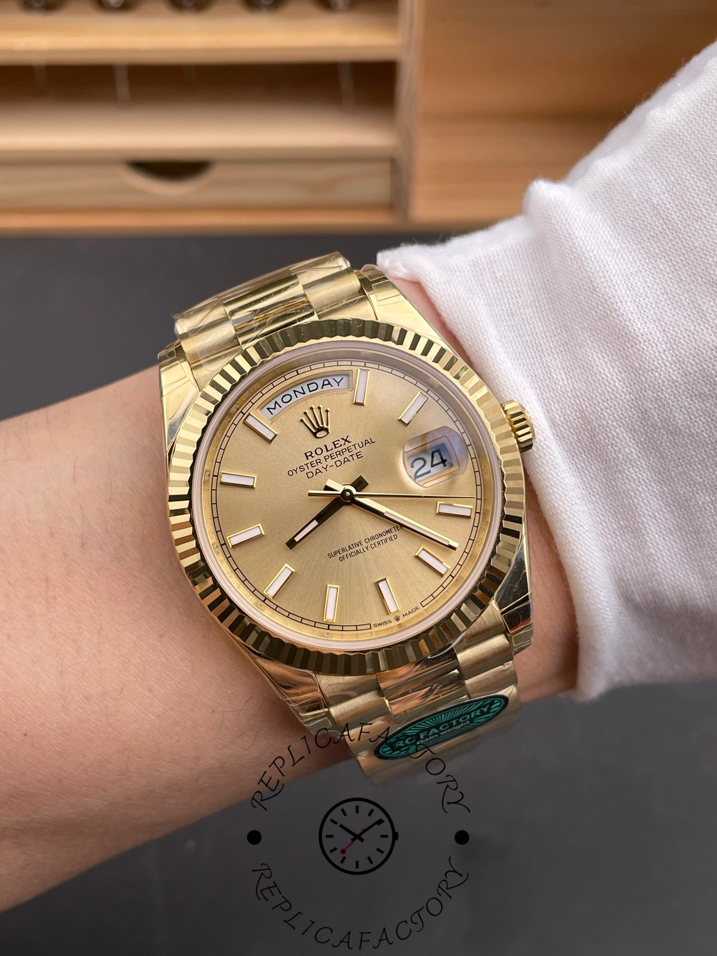 Rolex Day-Date 228238 Champagne Diamond Dial Fluted Bezel 40mm Mens Replica Watch