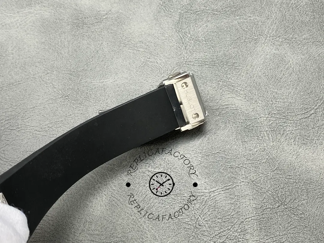 Clasp close-up of Hublot Classic Fusion 550.NS.1800.RX.1604.ORL19 showing the engraved clasp plate.