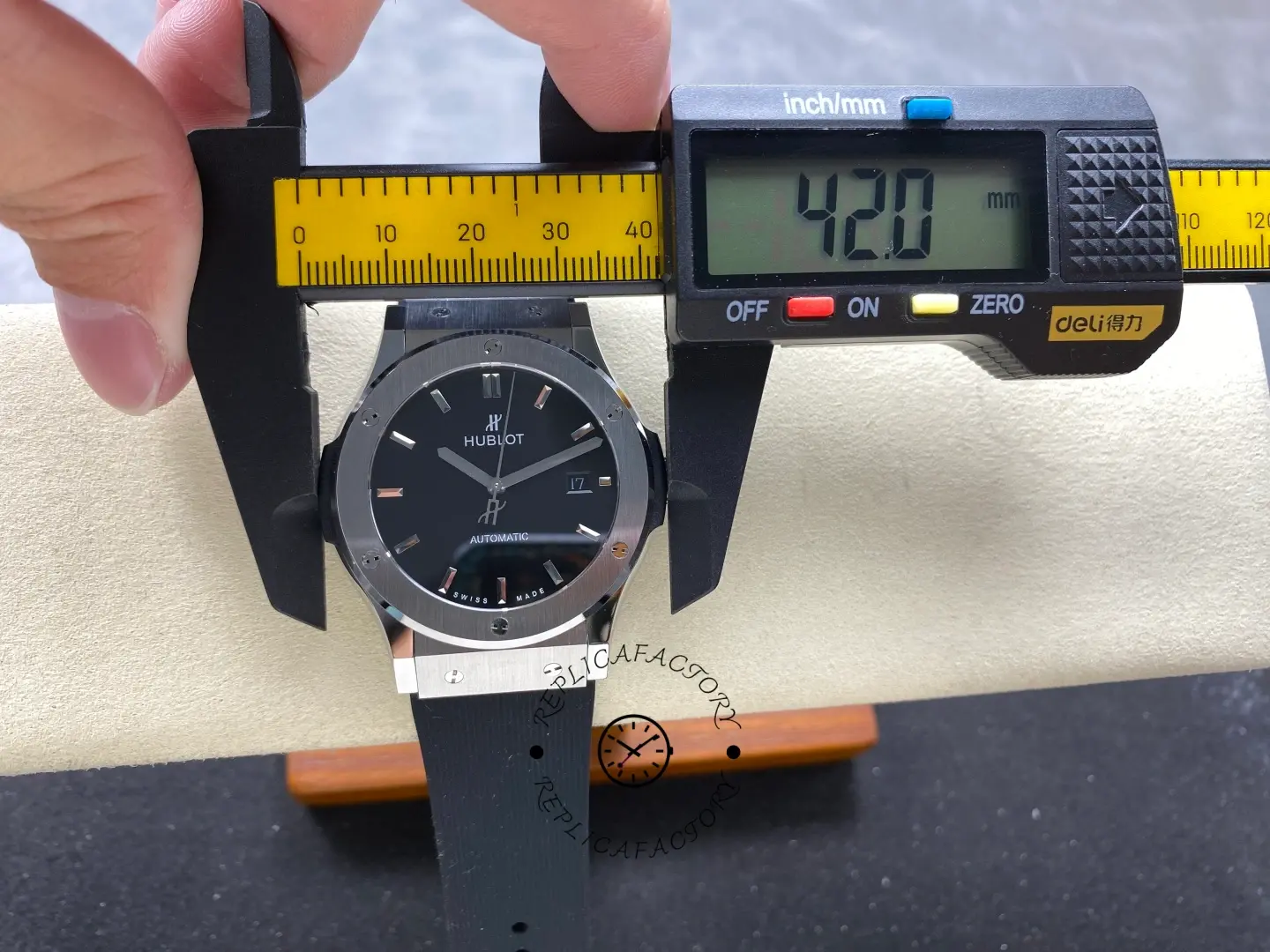 Caliper measurement of Hublot 542.NX.1171.RX showing 42.0mm case diameter on black dial Classic Fusion.