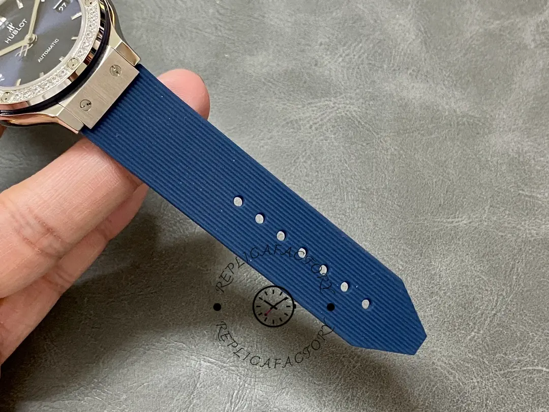Strap close-up of Hublot Classic Fusion 565.NX.7170.RX.1204 showing blue strap texture and holes.