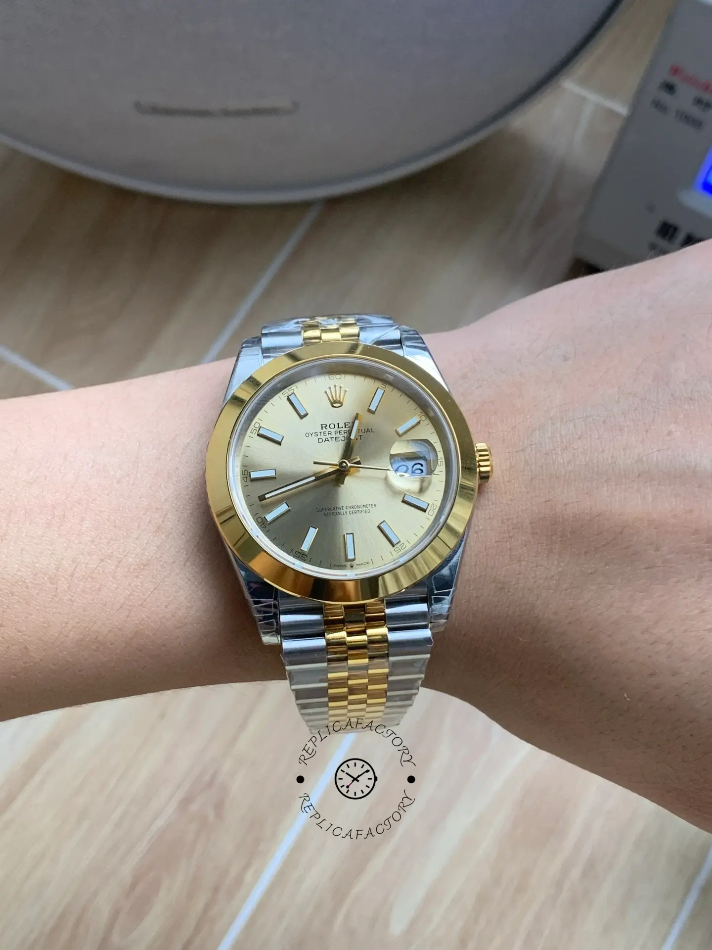 1:1 Clone Rolex Datejust 41 Smooth Bezel 126303-0010 Champagne Dial Automatic