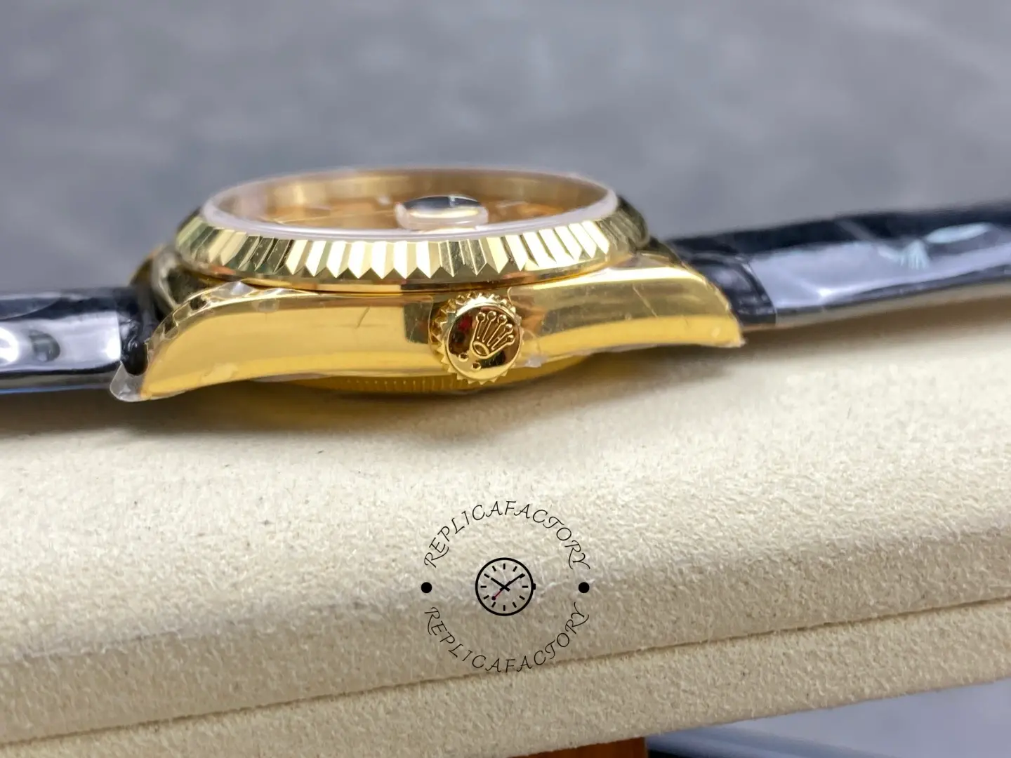 1:1 Clone Rolex Day-Date Champagne Index Dial 36 Leather Strap 118138