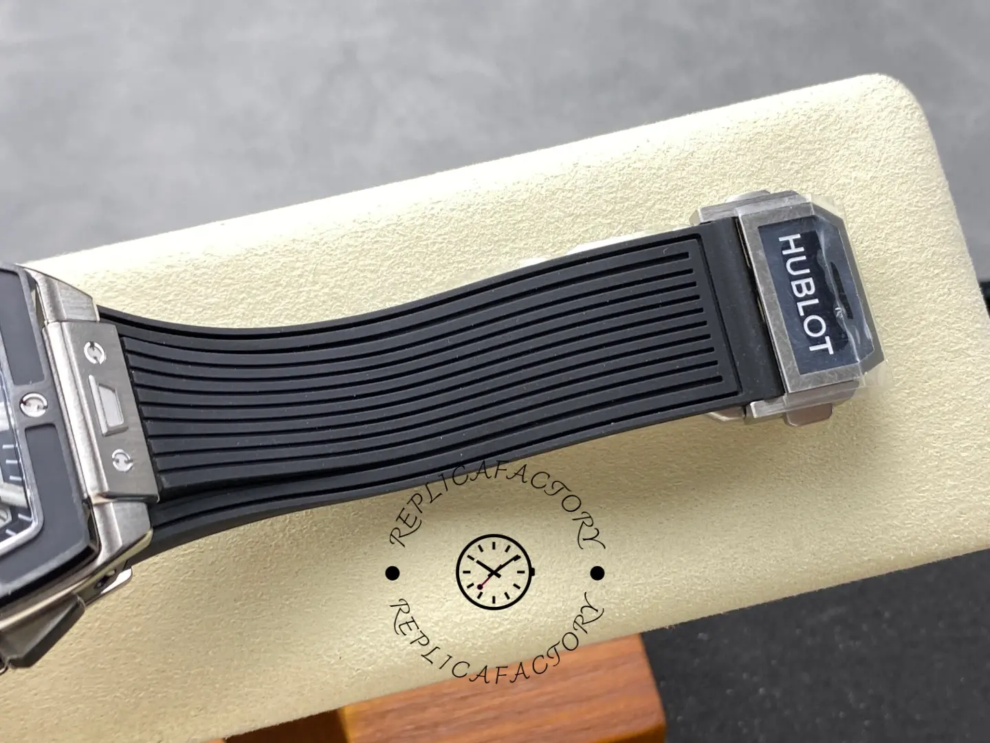 Clasp end view of Hublot 642.NM.0170.RX rubber strap with Hublot deployant clasp plate.