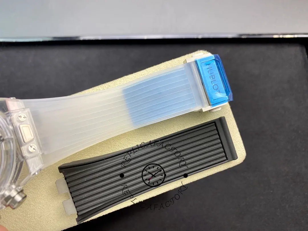 Clasp close-up of Hublot Big Bang Unico Chronograph 411.JX.1170.RX, folding buckle design.