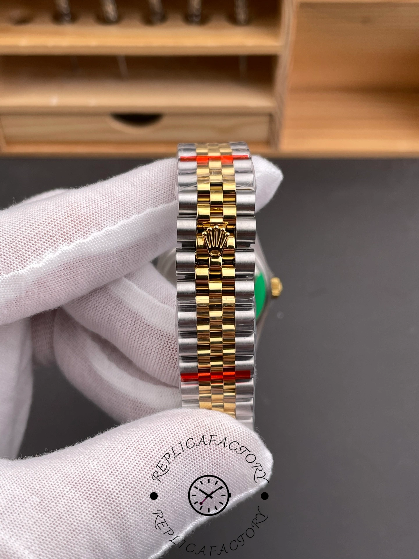 Rolex Datejust 126233 Champagne Diamond Dial Fluted Bezel 36MM Unisex Replica Watch