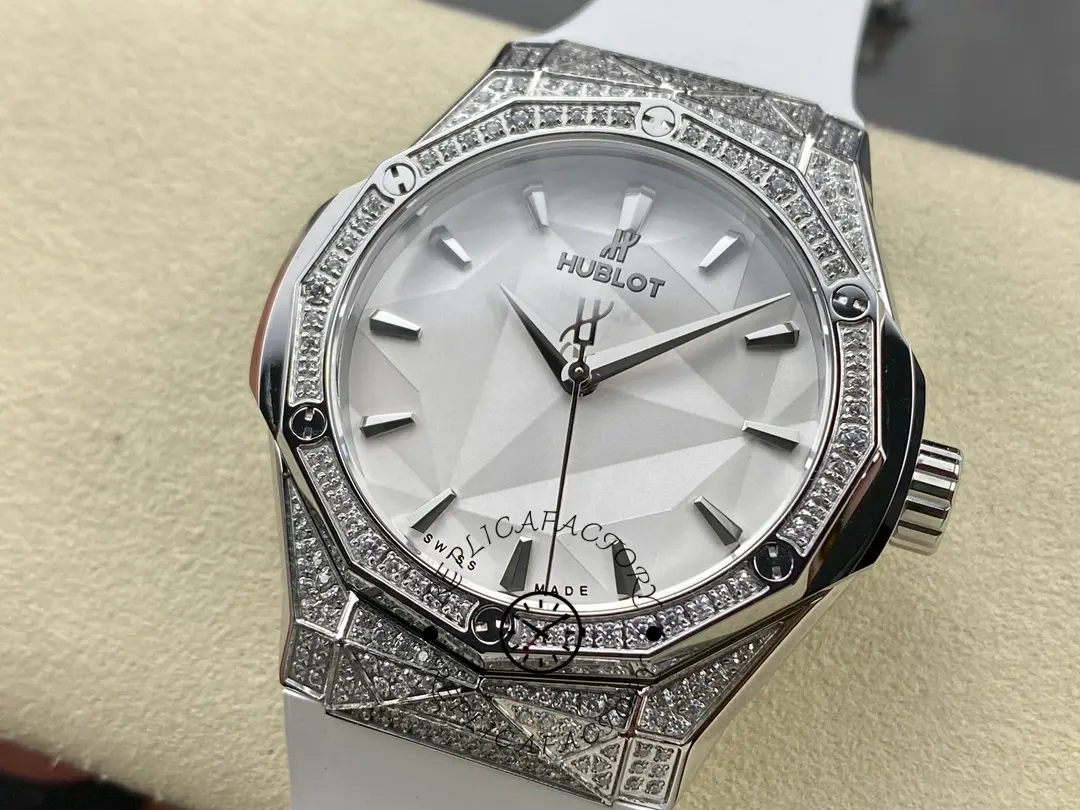 Dial detail of Hublot Classic Fusion 550.NS.2200.RW.1604.ORL20 with sunburst silver face and clean minute track.