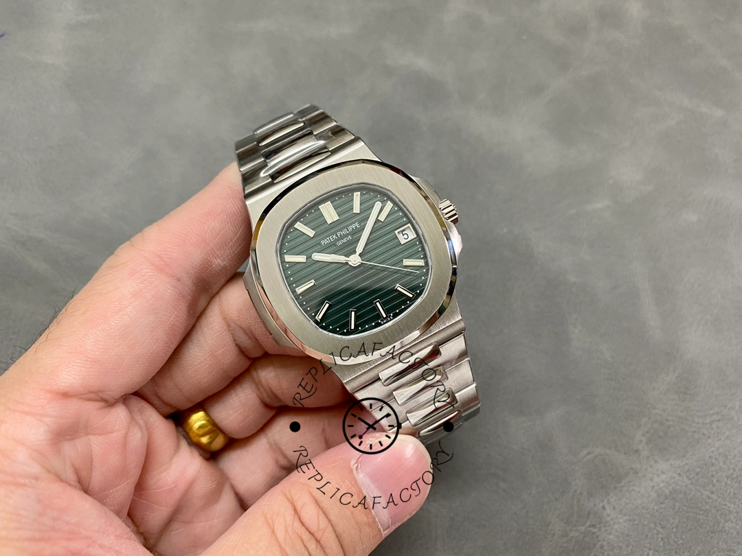 Replica Patek Philippe Nautilus 5711 1A Green Dial 40mm Mens Watch
