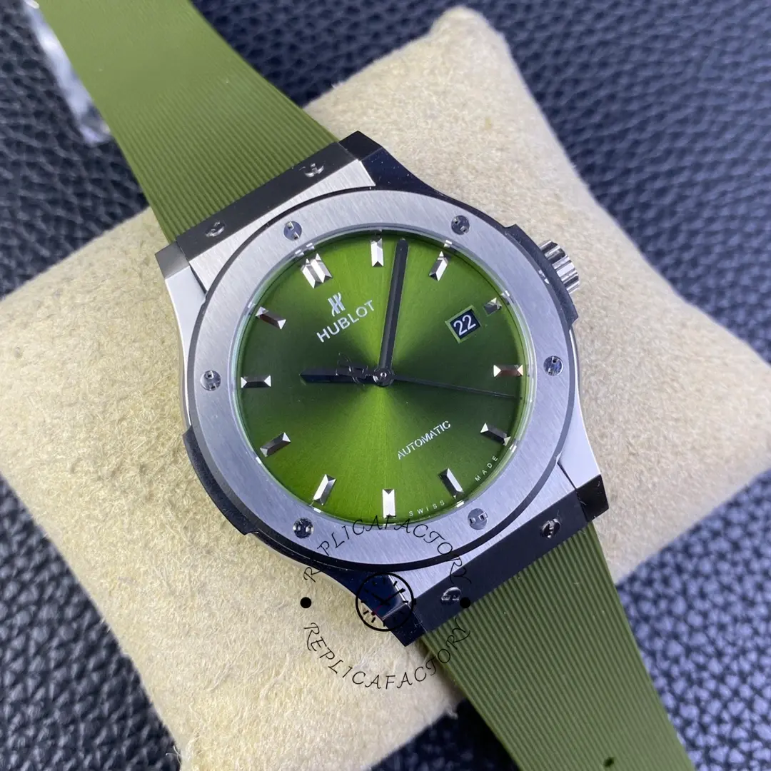 Green dial close-up of Hublot Classic Fusion 511.CO.1181.RX, dial gradient and markers visible.