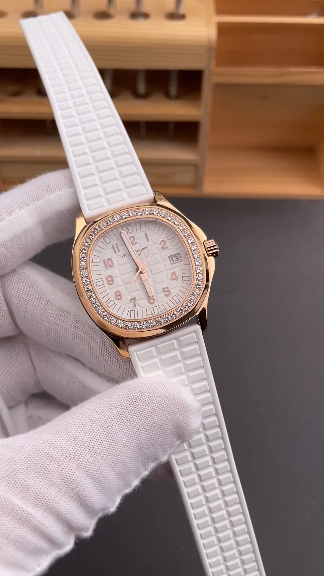 Replica Patek Philippe Aquanaut Rose Gold White Dial 5068R 010 35.6mm Lady Watch