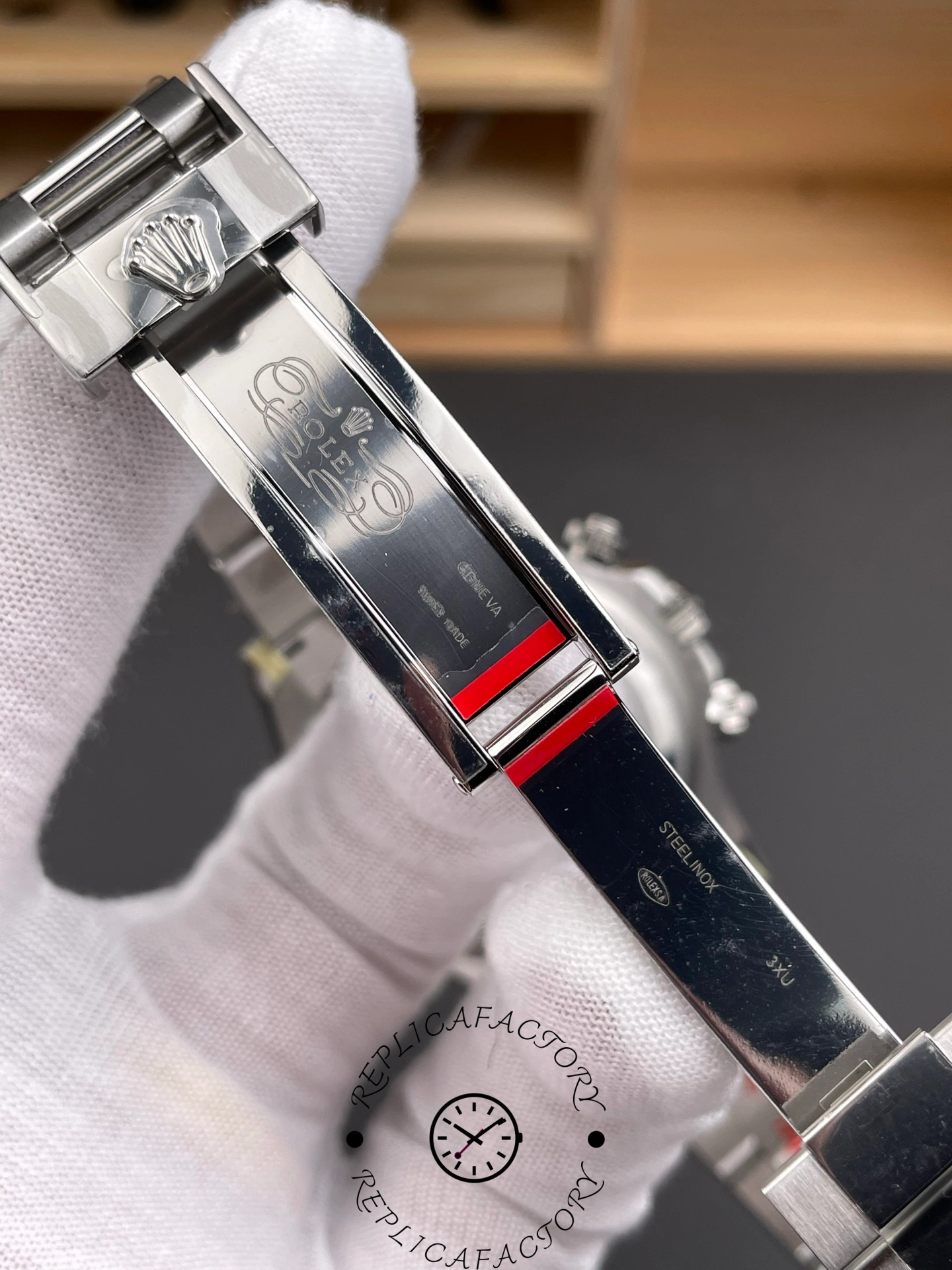 Interior clasp of Rolex Cosmograph Daytona m126500LN-0002 with Rolex engraving.