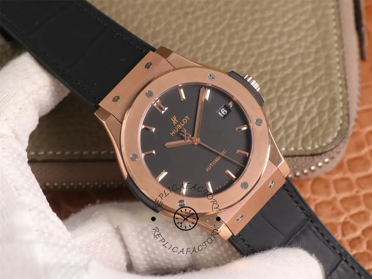 Close side view of Hublot Classic Fusion 542.OX.1181.LR highlighting the polished King Gold case flank.