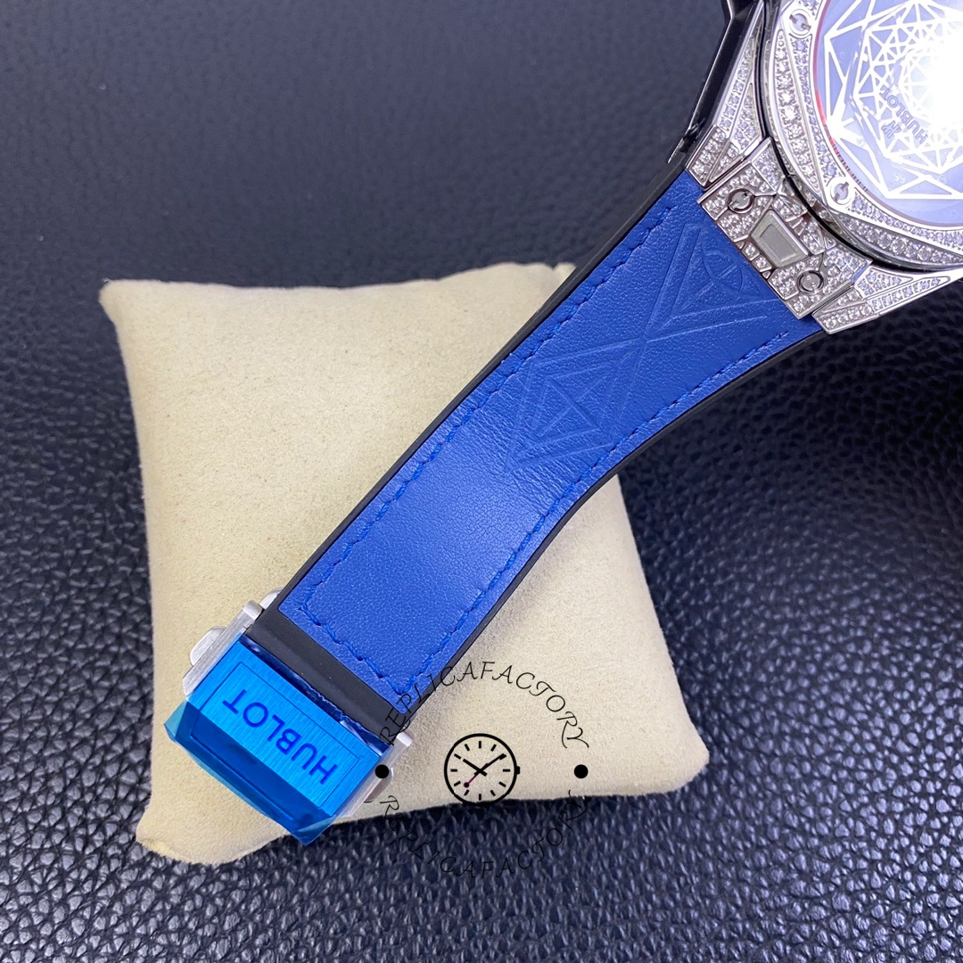 Strap and buckle detail of Hublot Big Bang Sang Bleu 415.NX.7179.VR.1704.MXM18, blue rubber strap hardware.