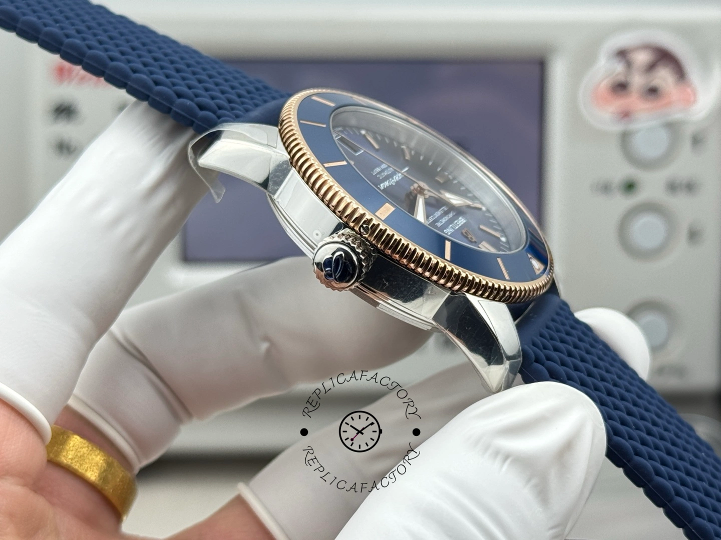 UB3112161C1S1 side profile, highlighting blue bezel insert, rose-gold tone knurling, and crown.