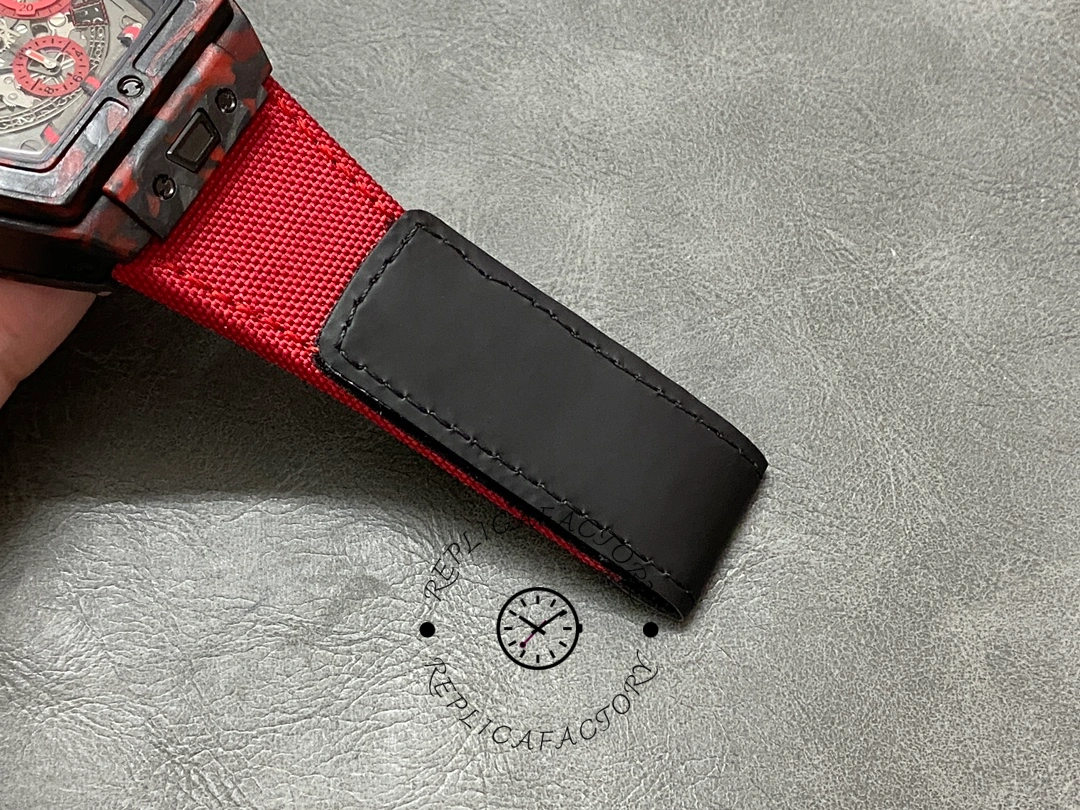 Hublot Big Bang 642.QV.0113.NR.CNY21 strap end close-up showing black rubber underside.