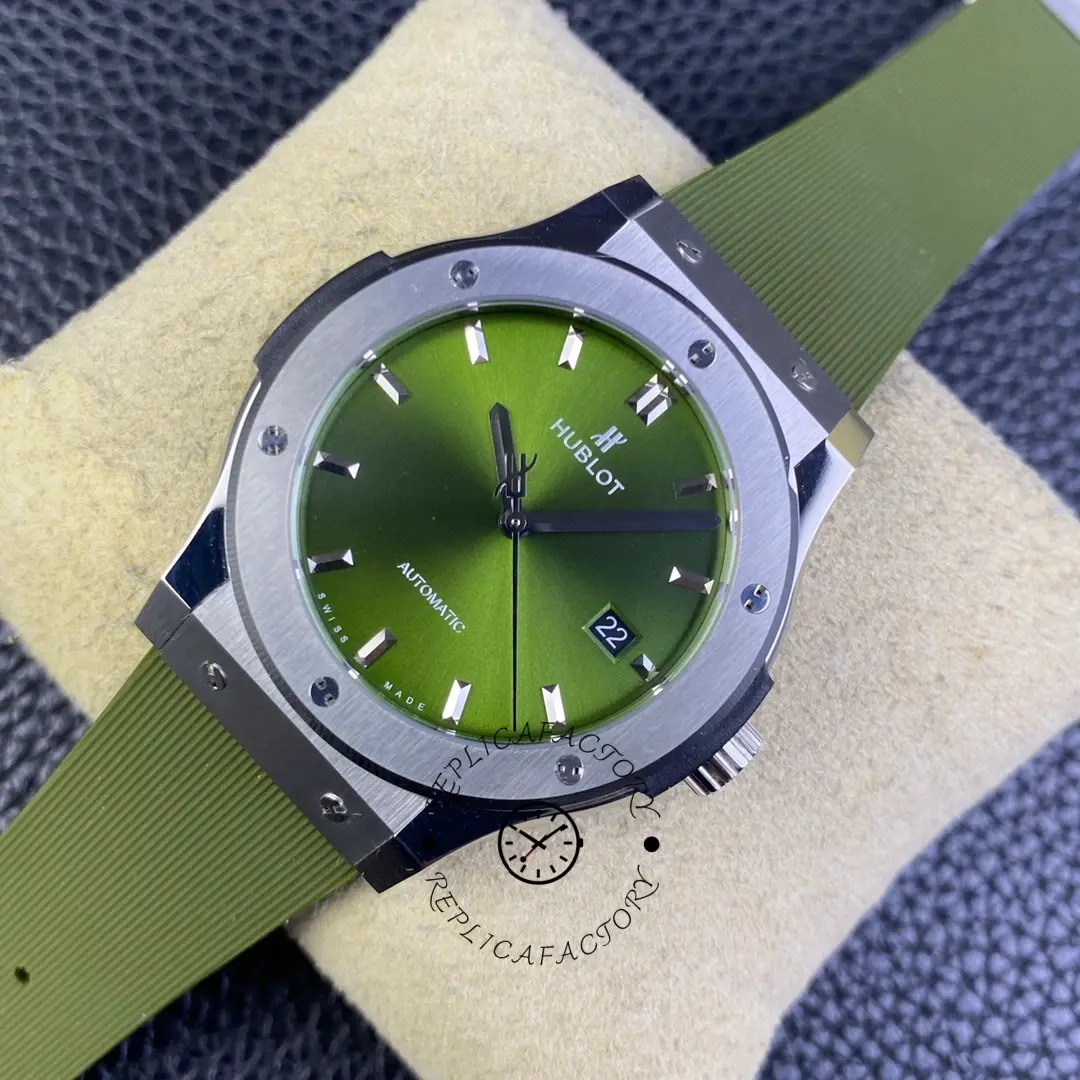 Green dial Hublot Classic Fusion 511.CO.1181.RX, case and bezel screws shown in detail.