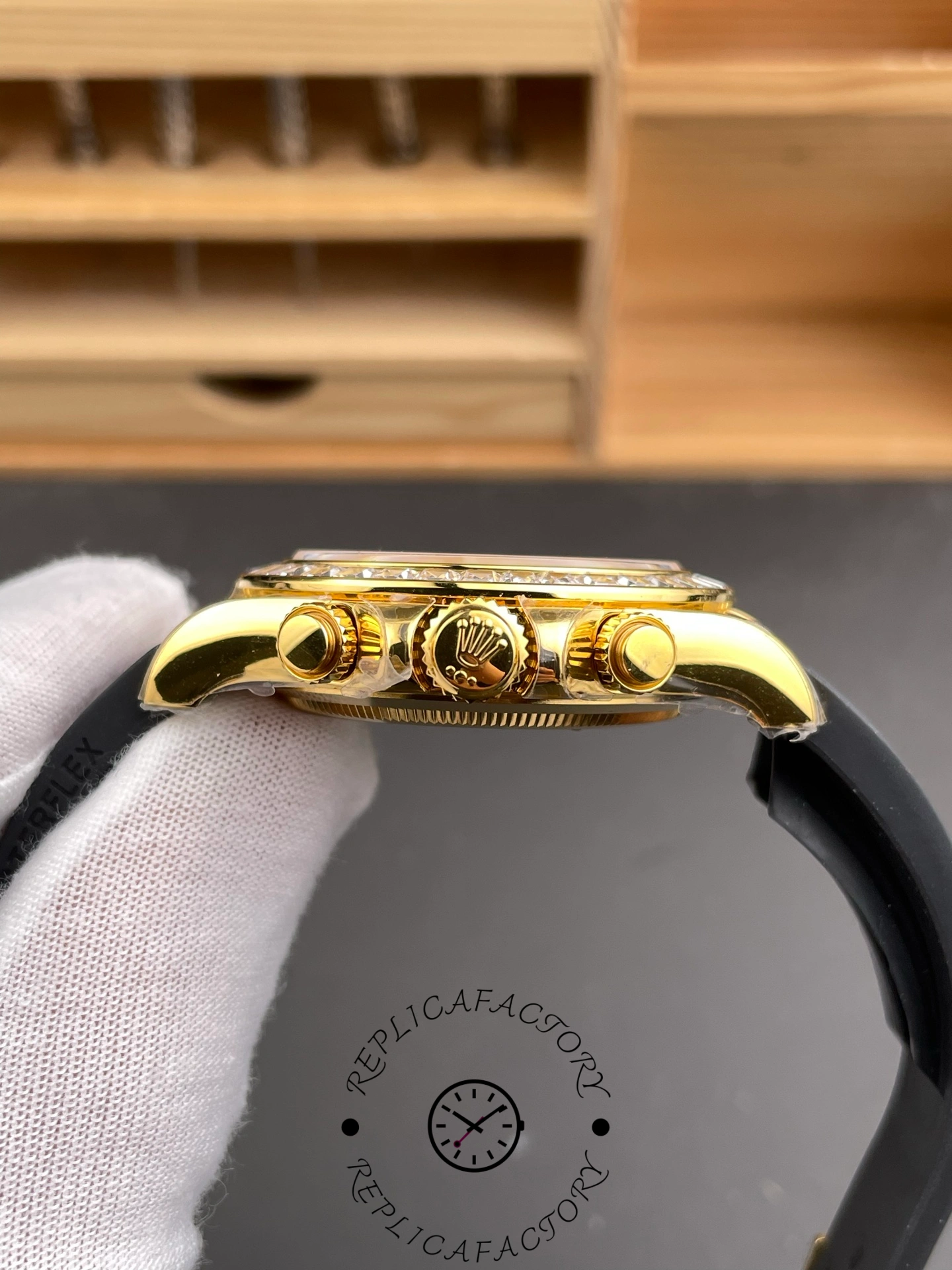 Rolex Cosmograph Daytona 116588 Yellow Gold Black Rubber Strap 40mm Mens Replica Watch