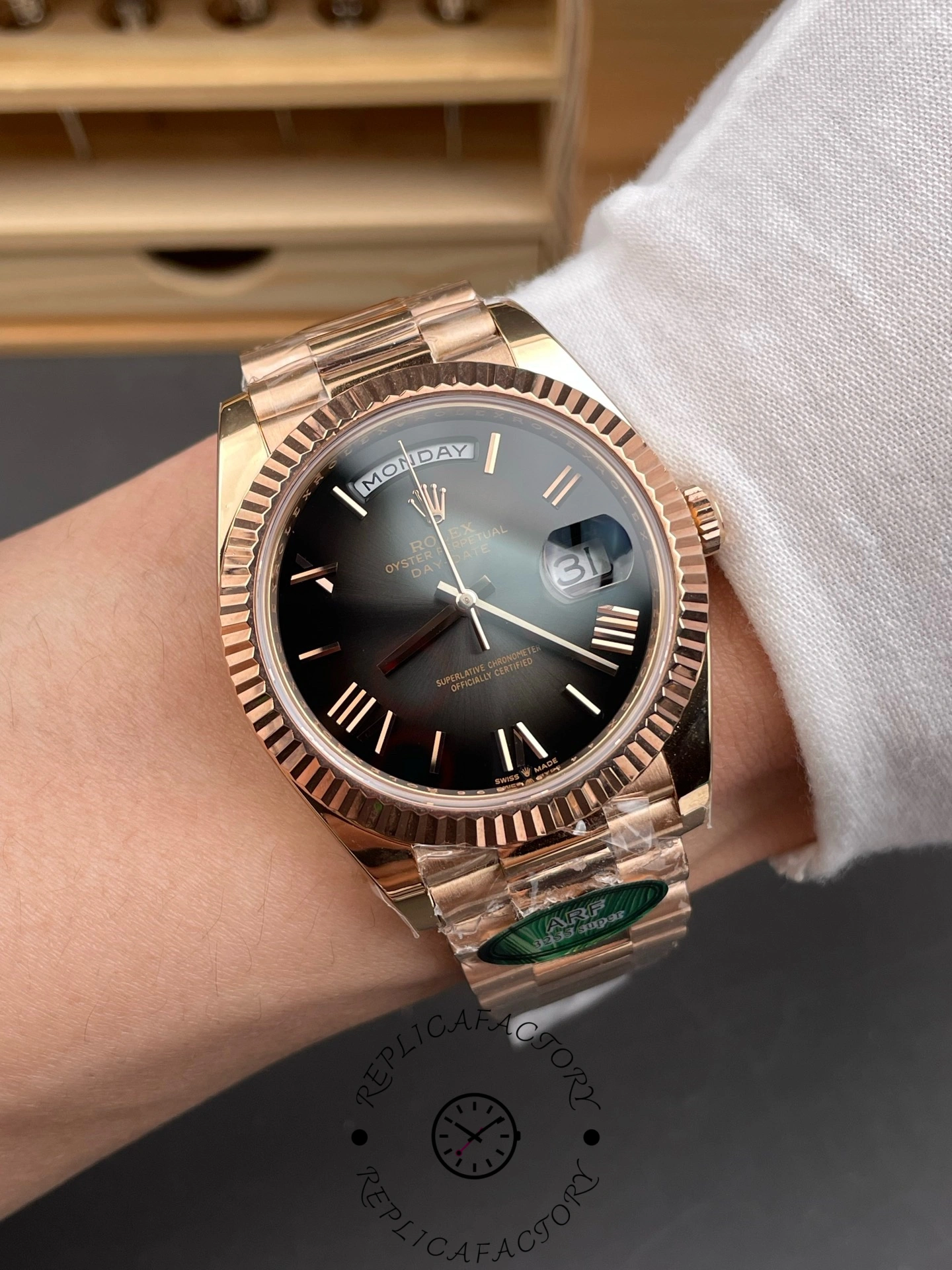 Rolex Day Date in 18 ct Everose Gold M228235 0055 40mm